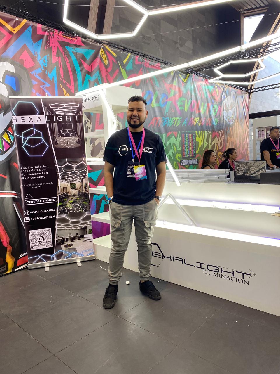 Stand de HexaLight en feria de iluminación en Chile con hexágonos LED en exhibición