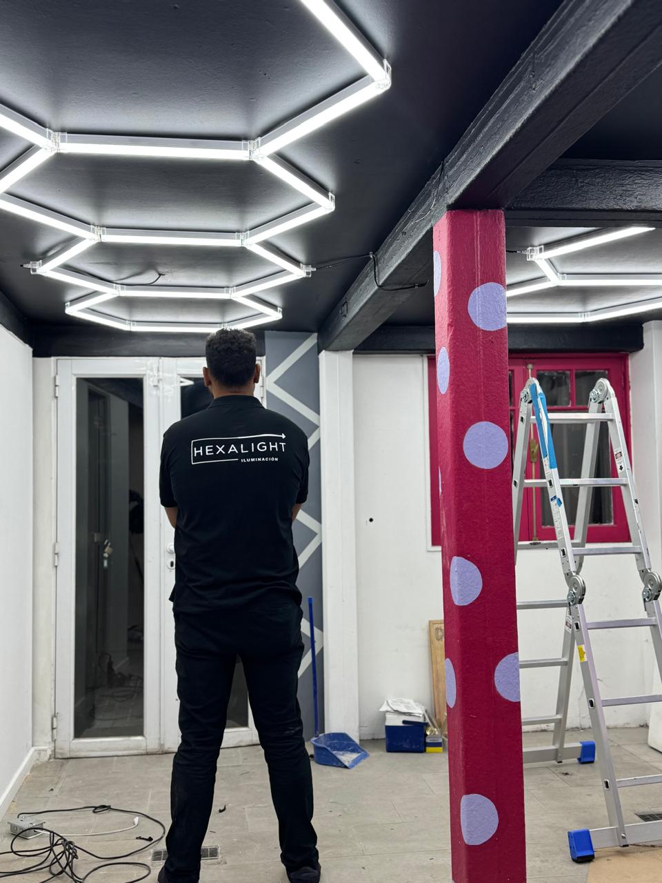 Resultado final de instalación de hexágonos LED en techo con técnico HexaLight